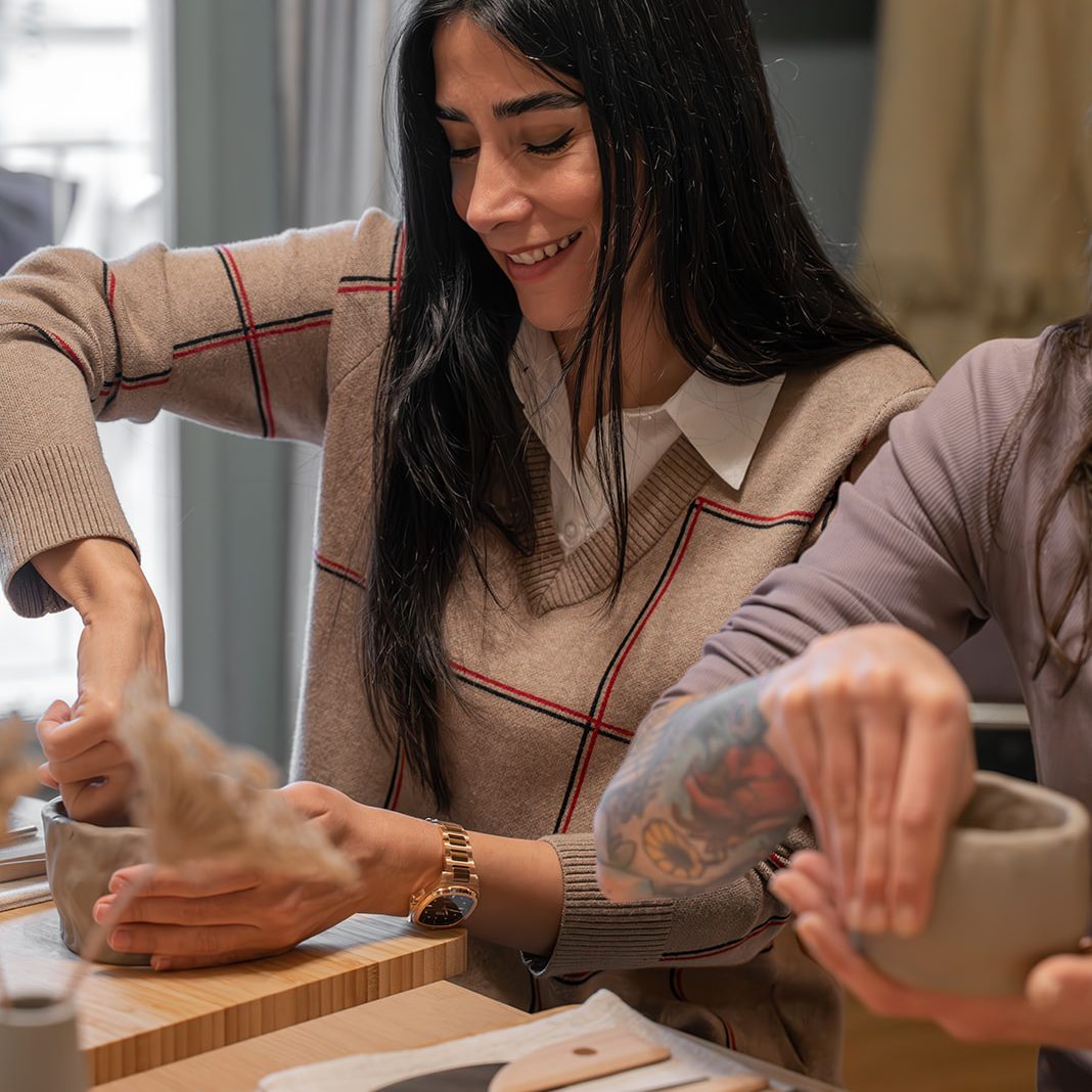 Frauen Formen ihre eigene Keramik mit ihren Händen