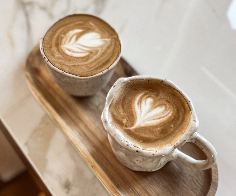 Ein Moment der Ruhe – handgemachte Keramiktassen laden zum bewussten Genießen ein.