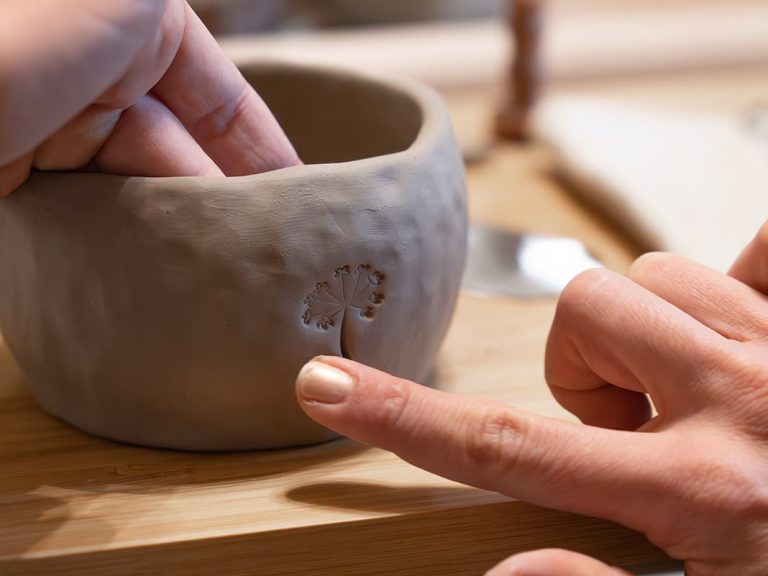 Ton formen, gestalten & glasieren – achtsame Workshops für Anfänger:innen & Kreative. Jetzt anmelden!